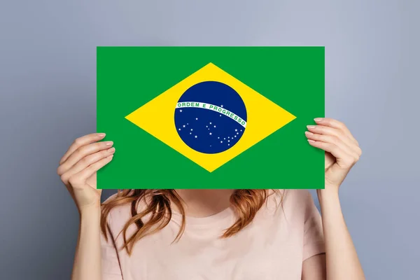 Mulher Detém Branco Bolha Discurso Branco Com Bandeira Brasil Símbolo — Fotografia de Stock