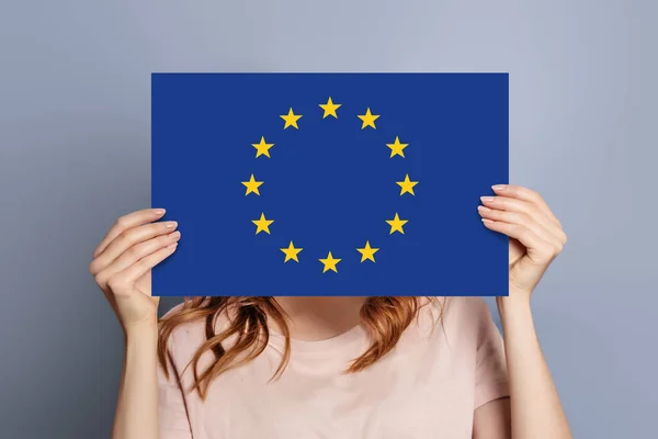 Mulher Detém Branco Bolha Discurso Branco Com Bandeira União Europeia — Fotografia de Stock