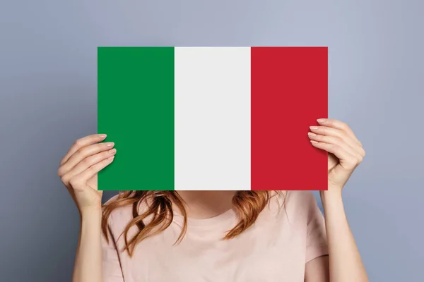 Student Girl Holds Blank White Speech Bubble Italian Flag Isolated — Stock Photo, Image