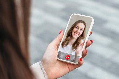 Psikolog çevrimiçi danışmanlık, telefonda video kullanan kadın eller, bilgisayar üzerinde webcam konferansında erkek çalışanlarla konuşmak, online danışma kavramı.