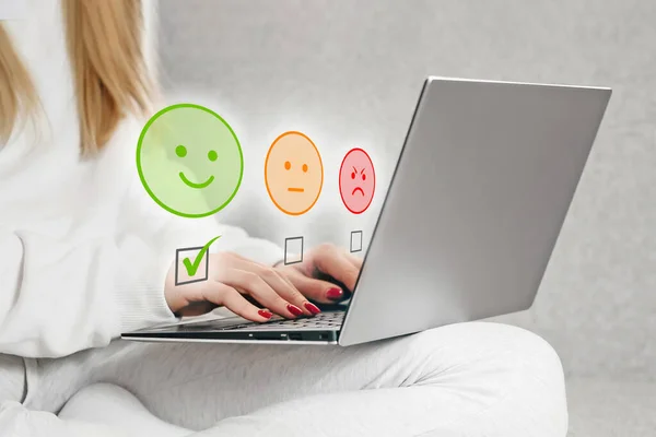 Kvinna Använder Laptop Välja Grön Glad Leende Ansikte Ikonen Psykisk — Stockfoto