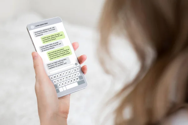 Dışarıda telefonla mesajlaşan bir kadın. Akıllı telefonlu bir mesaj. Mesajlaşma sohbeti. Arkadaşla sohbet etmek.