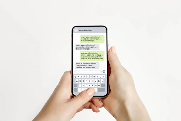 Beyaz arka planda izole edilmiş mesajlı bir kadın el telefonu. Mesajlaşma sohbeti. Arkadaşla sohbet etmek.