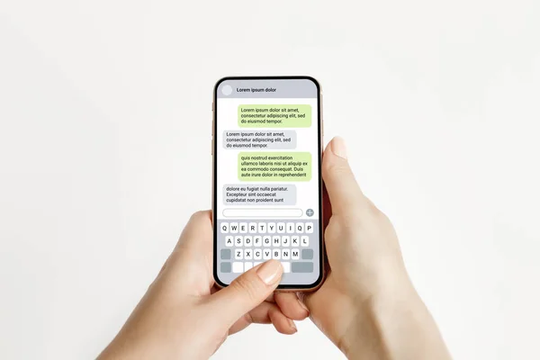 Kvinnlig Hand Håller Telefonen Med Textmeddelanden Isolerade Vit Bakgrund Sms — Stockfoto