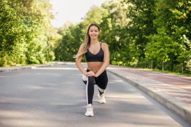 Olgun çift parkta egzersiz yapıyor.