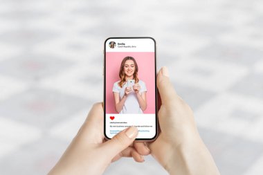 Beyaz kadın güzel mankenlerin fotoğraflarına bakıyor. Sosyal ağ gönderme kavramı