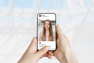 Kafkasyalı bir kadın kafeteryada dizüstü bilgisayarla oturan güzel modellerin fotoğraflarına bakıyor. Sosyal ağ kavramı