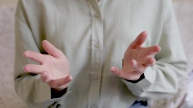 Kadın eli hareketi, hikaye anlatma, işaret dili, yakın çekim. Gömlekli kadın.