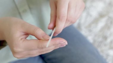 Evde manikür. Kadınların elleri törpülüyor.