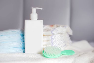 Vücut kremi, tarak, tek kullanımlık bebek bezi ve bebek bezi. Bebek bakımı. Hayatın ilk günleri. Beslenme ve annelik