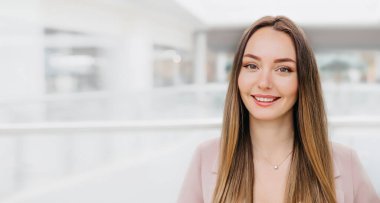 Beyazlı, esmer, bej takım elbiseli genç bir kadının yakın portresi. İnternet afişi. Boşluğu kopyala