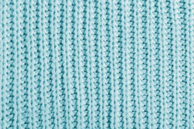 Büyük bir örgü süveterin mavi dokusu. Örülmüş eşarp arka planı, kışlık rahat tekstil arka planı