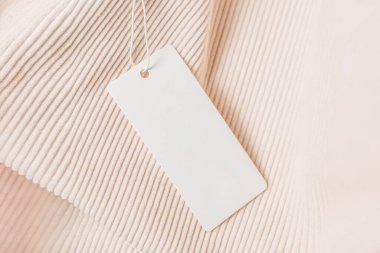 Bej kadife kumaş üzerine beyaz etiket ve etiket. tasarım için model