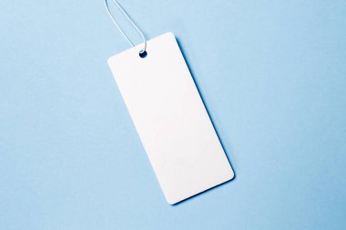 Beyaz etiketler, mavi arka planda indirim etiketi. Model, metin için boşluk kopyala, üst görünüm