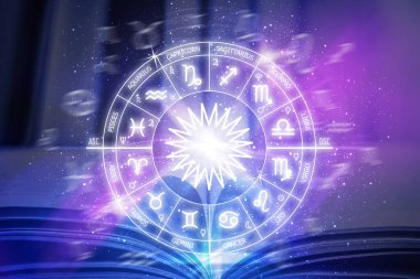 Uzayın arka planında Zodiac çemberi ve açık bir kitap. - Evet. Zodiac 'ın işaretleri için astronomik tahminler. Astroloji okulu. Zodiac işaretleri
