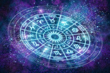 Karanlık kozmosun arka planında Zodiac çemberi. Astroloji. Yıldızların ve gezegenlerin bilimi. Gizli Esrarengiz Bilim