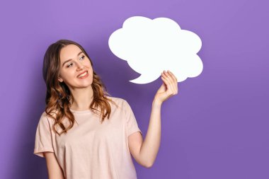 beyaz zemin üzerinde soru işareti ile düşünme kadınlar