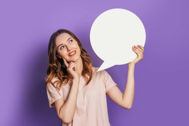 Kafkasyalı kızın portresi beyaz kağıt konuşma balonu taşıyor. Mor arkaplan üzerine izole edilmiş tişört giydiği düşünülüyor.