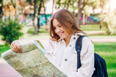 Genç bir kız öğrenci elinde bir haritayla şehirde dolaşıyor ve bir yol arıyor. Öğrenci değişimi konsepti