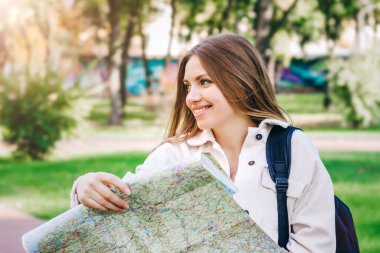 Genç bir kız öğrenci elinde bir haritayla şehirde dolaşıyor ve bir yol arıyor. Öğrenci değişimi konsepti