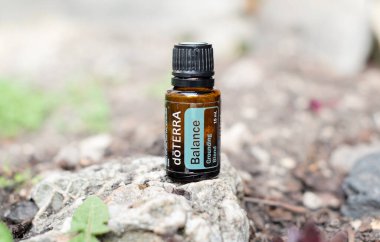 Yüksek kaliteli Doterra yağı markası. Gerekli yağı dengelemek. Sağlık ve refah kavramı. Doğa arkaplanı.