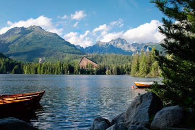 Strbske Gölü 'nün güzel sakinliği. Yüksek Tatras Ulusal Parkı, Slovakya. Yazın Slovak doğası. Turistik eğlence ve Vysoke Tatry 'nin en sevdiği yer. Slovak dağlarında yürüyüş.