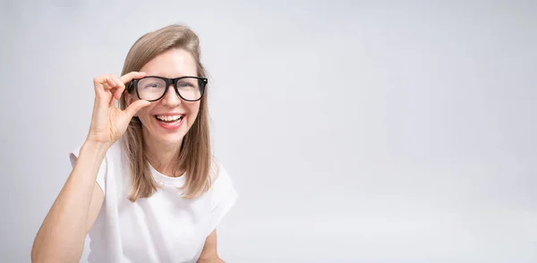 Szczęśliwa Blondynka Czarnych Plastikowych Okularach Patrząca Kamerę Szczęśliwego Nerda Białe — Zdjęcie stockowe