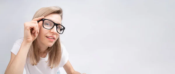 Usar Óculos Oculares Longo Banner Horizontal Mulher Loira Sorridente Camiseta — Fotografia de Stock