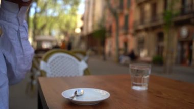 Kahveli sokak kafeteryası. Garson su ve meyve suyuna kruvasan getirir. Barcelona 'nın dışındaki kafede servis. Rahatlamış hafta sonu sabah video görüntüleri 