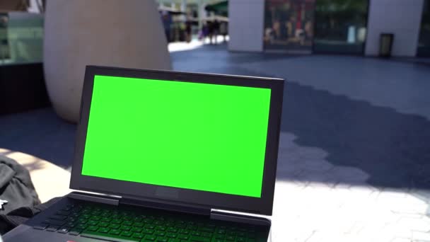 Laptop Mit Grünem Bildschirm Draußen Einkaufszentrum Arbeiten Vorbei Einer Älteren — Stockvideo
