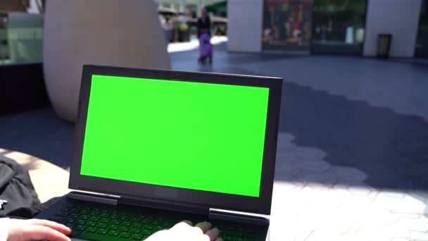 Зеленый Экран Ноутбука Работает Улице Торговом Центре Мимо Пожилой Женщины — стоковое видео