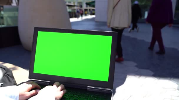 Chroma Key Grüner Bildschirm Laptop Draußen Einkaufszentrum Arbeiten Vorbeifahrende Menschen — Stockvideo