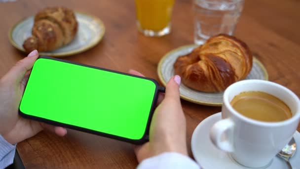 Mantener Teléfono Celular Sin Tocar Pantalla Horizontal Monitor Verde Cromakey — Vídeos de Stock