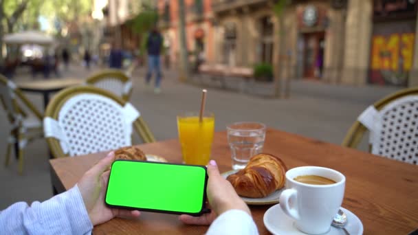 Oyuncu Eli Cep Telefonunu Yatay Ekrana Dokunduruyor Yeşil Monitör Kromakey — Stok video