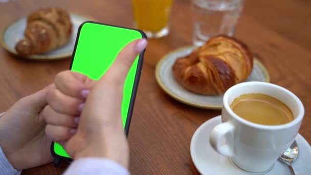 Πράσινο Κινητό Τηλέφωνο Οθόνη Chromakey Μια Γυναίκα Τρώει Πρωινό Στο — Αρχείο Βίντεο