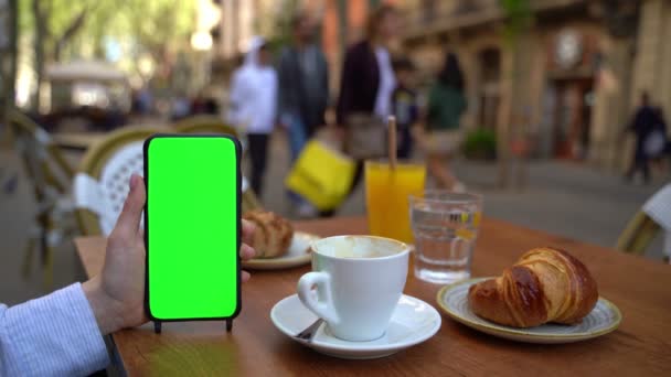 Kahve Kruvasanla Kahvaltı Yaparken Elinde Cep Telefonu Tutan Bir Kadın — Stok video