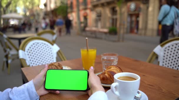Mantener Teléfono Celular Sin Tocar Pantalla Horizontal Monitor Verde Cromakey — Vídeos de Stock