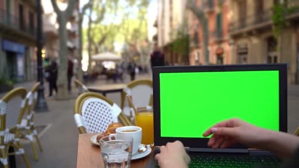 Laptop Που Εργάζονται Στο Δρόμο Καφέ Έξω Απομακρυσμένη Εργασία Online — Αρχείο Βίντεο