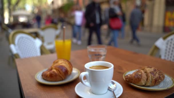 Straat Buiten Cafe Kopje Koffie Sinaasappelsap Water Croissant Ontbijt Uit — Stockvideo
