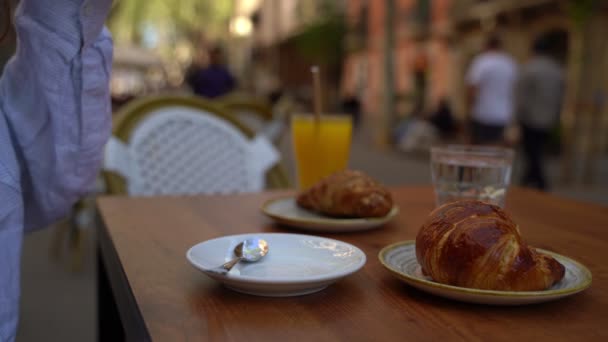 Meja Luar Dengan Jus Jeruk Sarapan Dengan Croissant Orang Orang — Stok Video