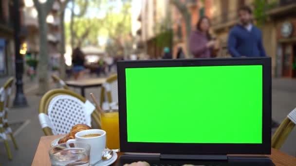 Mulher Freelancer Usando Laptop Trabalhando Café Rua Trabalho Remoto Compras — Vídeo de Stock