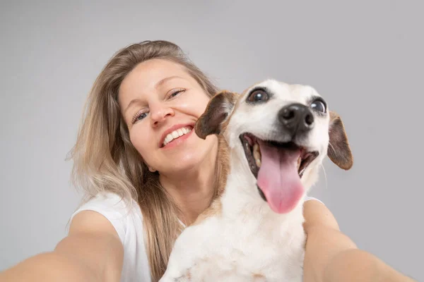 犬と女性の面白い肖像画 かわいいクレイジーな友達 女性の顔に焦点を当てろ集中して犬の銃口だ ハッピーExitedポルノのブロンド犬所有者女の子と彼女の可愛いですジャックラッセルテリアペット — ストック写真