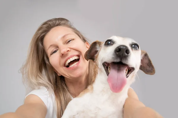 幸せな友人犬と女性 かわいい面白い友達だ 女性の顔に焦点を当てろ集中して犬の銃口だ ハッピーExitedポルノのブロンド犬所有者女の子と彼女の可愛いですジャックラッセルテリアペット — ストック写真