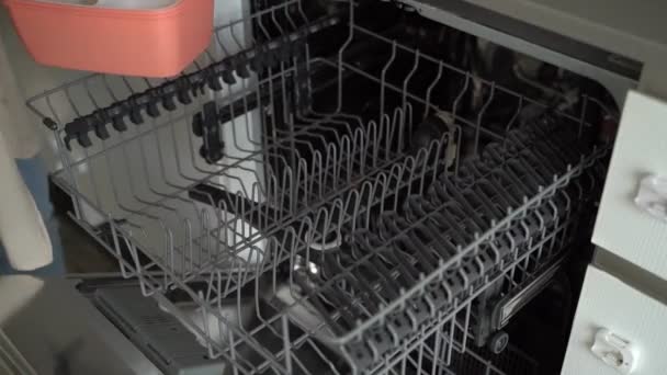 使用洗碗机 装塑料粉红可重复使用的食品容器 日常生活现代厨房视频镜头 — 图库视频影像