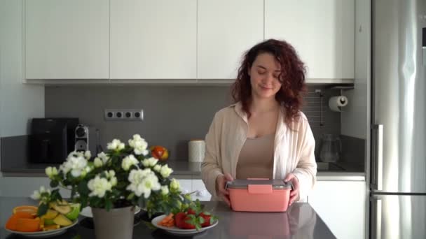 Kobieta Wchodząca Kuchni Trzymająca Różowe Pudełko Lunch Otwierające Pudełko Gapiące — Wideo stockowe