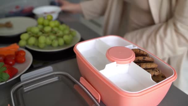 Przygotowanie Obiadu Jedzenia Zewnątrz Zabrać Wynos Kobiety Wkładają Pudełka Ciasteczka — Wideo stockowe