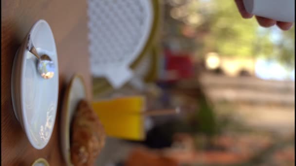 Завершення Майже Порожньої Чашки Кави Білій Чашці Вулиці Біля Кафе — стокове відео