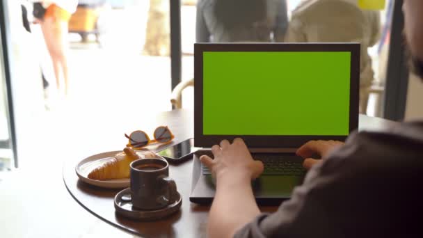 Grüner Chromakey Bildschirm Mann Mit Scrollenden Sozialen Medien Tippt Laptop — Stockvideo