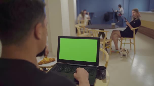 Mann Coworking Rommet Som Skriver Bærbar Datamaskin Med Grønn Kromakey – stockvideo