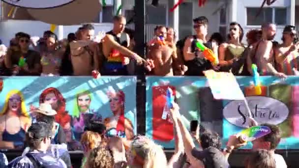 2023 スペイン バルセロナ プライドパレード プライドを祝う列バスダンスの明るい笑顔の人々 旗や泡は — ストック動画